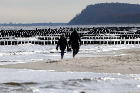Trübes Wetter mit Wolken, milden Temperaturen und Küstenschutz in Schleswig-Holstein und Hamburg.