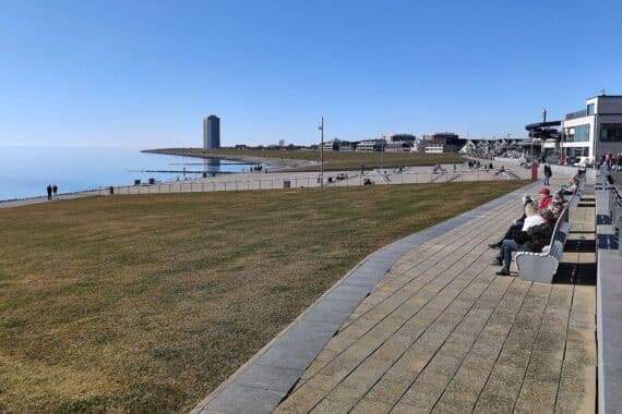 Eine sonnige Promenade in Büsum mit Wolken, frischer Luft und ruhigem Meer.