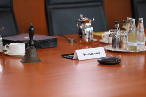 Kanzlermappe auf Tischen symbolisiert politische Entscheidungen und Streitigkeiten der Koalition in Berlin.
