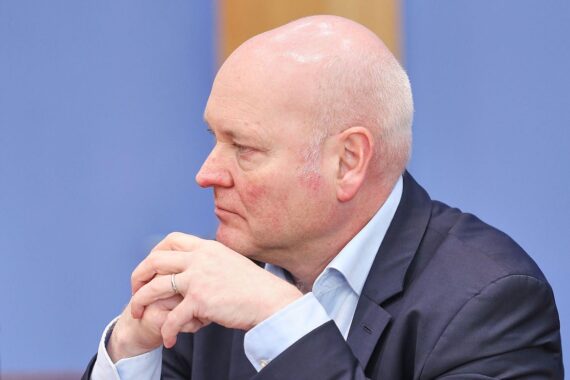 Achim Truger warnt vor vorgezogener Körperschaftsteuersenkung, kritisiert Vorschläge zur Feiertagsstreichung.