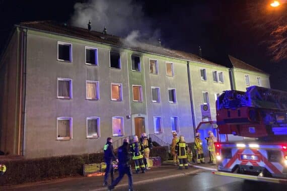 Drehleiter im Einsatz bei Wohnungsbrand, Feuerwehr rettet Menschen aus brennendem Gebäude in Gladbeck.