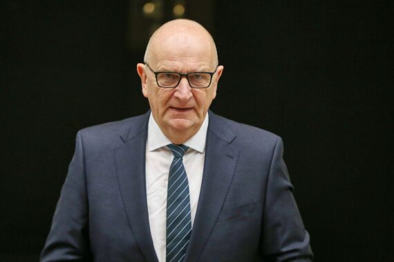 Ministerpräsident Dietmar Woidke spricht optimistisch über Brandenburgs Zukunft und Fortschritte.