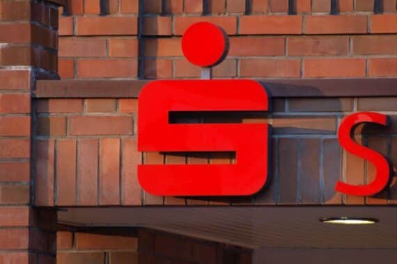 Zahl der Regionalbanken in Deutschland sinkt unter 1.000, Fusionen weiterhin gering.