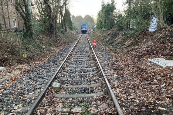 Zug, unbeschrankter Bahnübergang, Schulkind mit Fahrrad, Unfall, Rettungskräfte, Polizei.