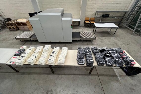 Zollbeamte sichern 600 gefälschte Mützen in Reisebus, Produktpiraterie bekämpfen.