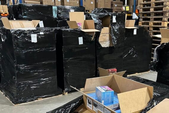 Zoll beschlagnahmt 165.000 illegale E-Zigaretten in Bergheim, Strafverfahren gegen Betriebsleiter eingeleitet.