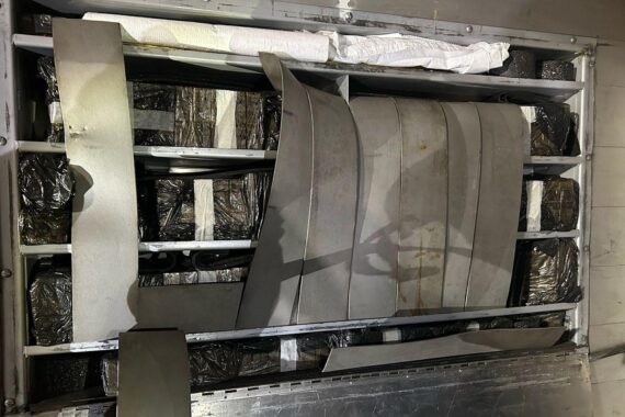 Zollbeamte prüfen LKW mit versteckten Zigaretten; Aluboxen deklariert, Steuerstrafverfahren eingeleitet.