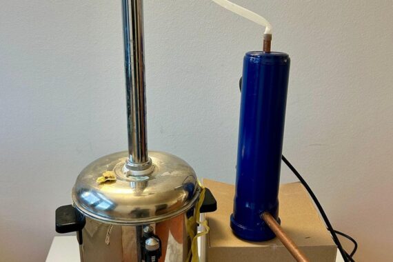 Zoll entdeckt illegale Schnapsbrennereien und stellt Destillationsanlagen sowie unversteuerten Alkohol sicher.