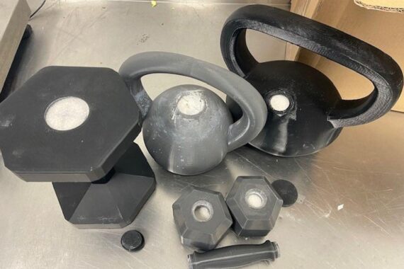 Drogenschmuggel: Hanteln gefüllt mit Ketamin, Zoll sichert Rauschgift und Luxusgüter.