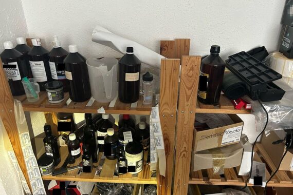 Lagerregal mit illegalen Materialien zur Herstellung von E-Zigaretten-Liquid und leeren Behältern.