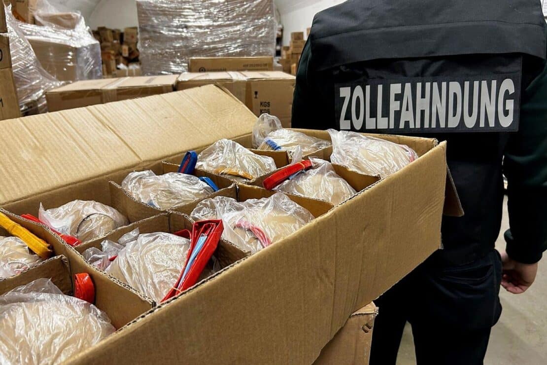 Zoll stellt in Günzburg hunderte illegale Kugelbomben sicher