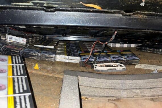 Freigelegtes Versteck im Kleintransporter mit unversteuerten Zigaretten; Zollkontrolle auf Autobahn.