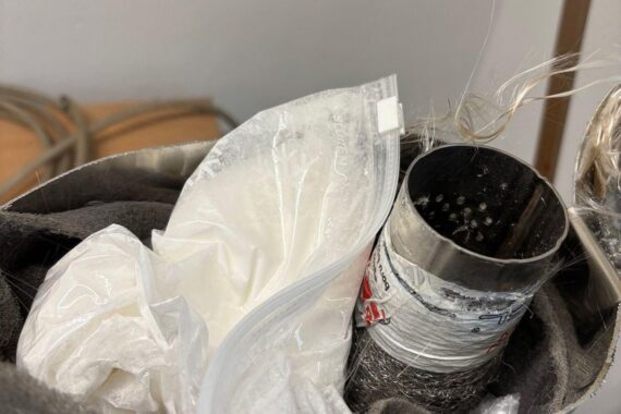 Geöffnete Auspuffanlage mit verstecktem Ketamin, entdeckt von Zollhund am Flughafen Köln/Bonn.