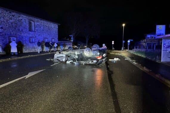 Zwei junge Männer nach Verkehrsunfall auf Aachener Straße, Auto überschlagen, Polizei ermittelt.