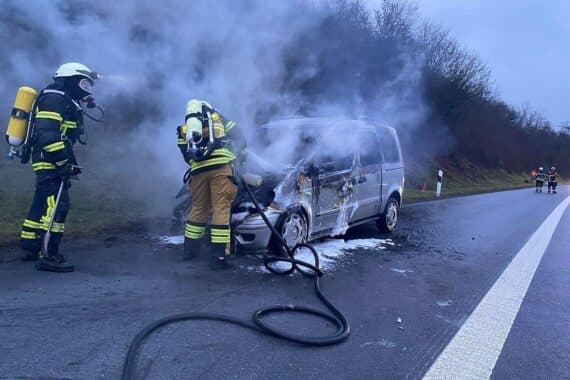 Pkw-Brand auf Autobahn A62, Feuerwehr löscht, Polizei vor technischen Ursachen gewarnt.