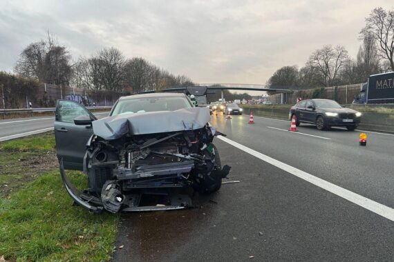 Verunfallte Autos auf Autobahn, Feuerwehr sichert Einsatzstelle und Rettungsdienst versorgt Verletzte.