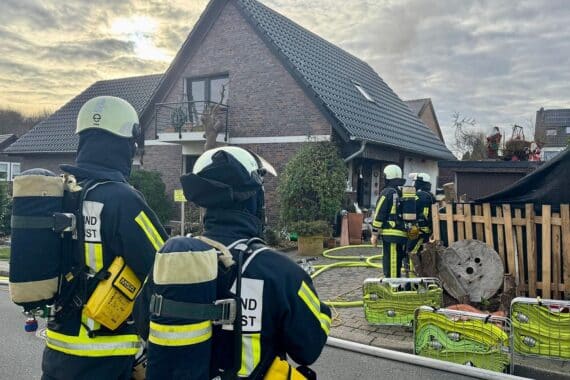 Hausbrand in Bochum-Wattenscheid, Feuerwehr im Einsatz, tragischer Verlust zweier Hunde.