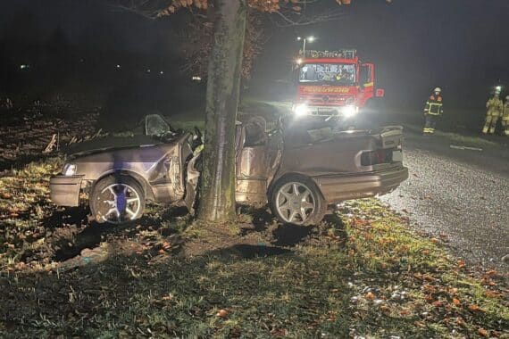 Zerstörter Ford Sierra prallt seitlich gegen Baum nach schwerem Unfall in Stade-Haddorf.