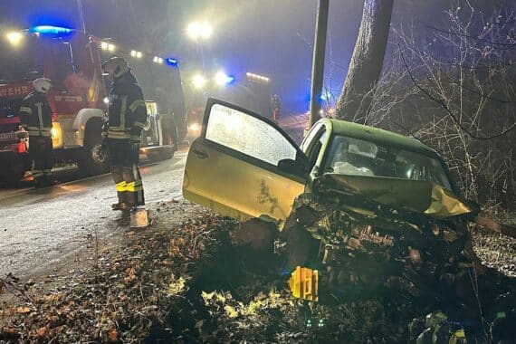 Zwei Verkehrsunfälle in Sprockhövel, Feuerwehr im Einsatz, Haßlinghauser Straße gesperrt.