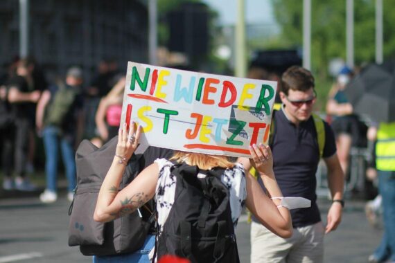 Protest gegen Rechtsextremismus: Menschen mit Plakaten für Toleranz und gegen die AfD.