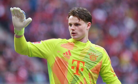 Augsburgs Spieler jubeln nach dem überraschenden 2:1-Sieg gegen Bayern München im Stadion.