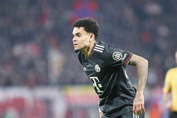 Bayern und Hamburg im spannenden Fußballspiel, 2:2, mit intensiven Momenten und Torschüssen.