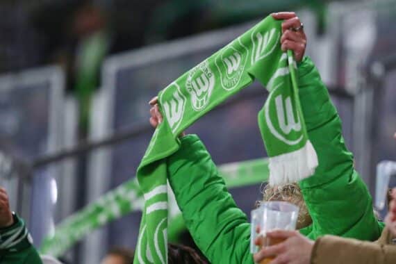 VfL Wolfsburg Fans jubeln nach dem entscheidenden Tor im Bundesliga-Spiel gegen FC St. Pauli.