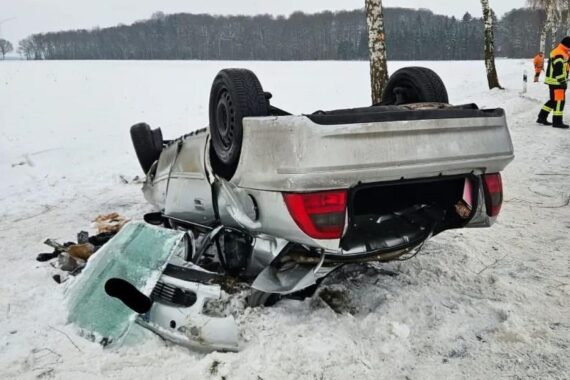 Unfallfahrzeug auf dem Dach, beschädigt nach schwerem Verkehrsunfall mit lebensgefährlicher Verletzung.