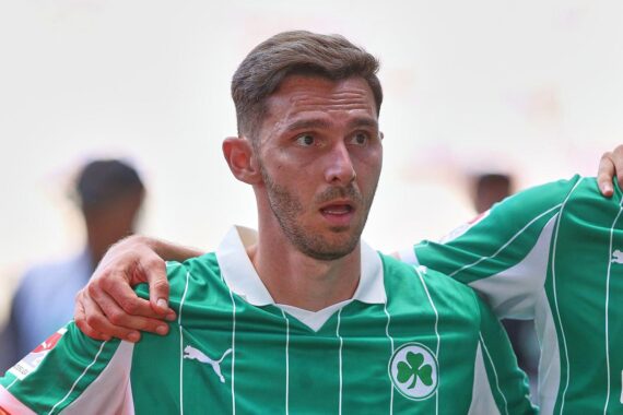 Spielszene mit Dynamo Dresden Spielern, die nach dem 2:0-Sieg jubeln. Emotionalität und Teamgeist zeigen.