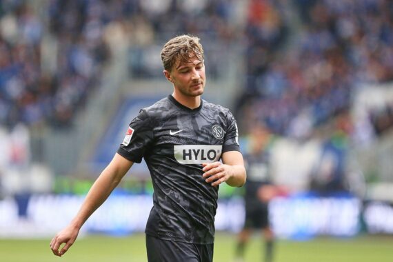 Zwei Fußballmannschaften im Duell, Elversberg siegt durch Elfmeter und Rote Karte gegen Kaiserslautern.