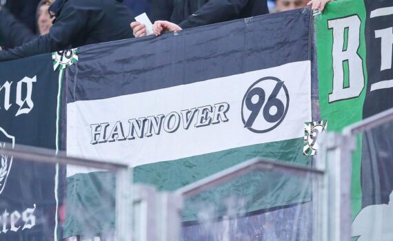 Hannover 96 Fans jubeln im Stadion nach dem Sieg gegen Fortuna Düsseldorf.