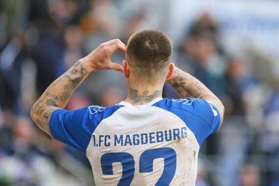 Fußballjubel: Spieler feiern Magdeburgs 3:0-Sieg gegen Braunschweig, gefolgt von Düsseldorfs 1:0.