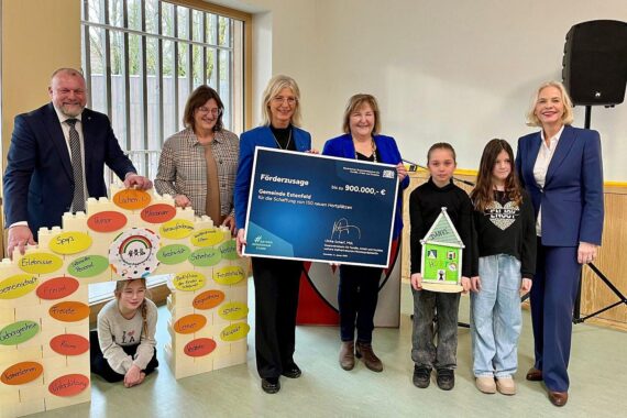 Förderscheck-Übergabe: 900.000 Euro für neue Kindertagesstätte in Estenfeld, Bayern.