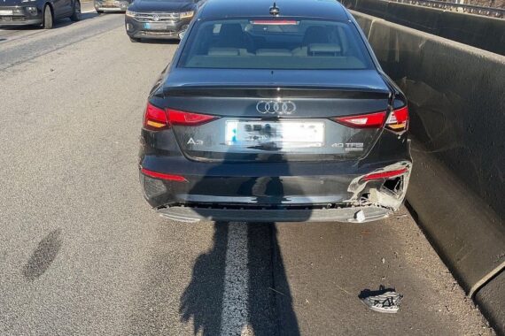 Unfall auf der Autobahn 45: beschädigte Autos, Feuerwehr im Einsatz, Verkehrsbehinderung sichtbar.