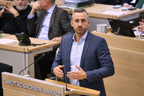 Ulrich Siegmund, AfD-Spitzenkandidat, plant drastische Reformen und Behördeneinsparungen in Sachsen-Anhalt.