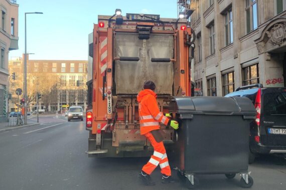 Berliner Stadtreinigung sammelt Müll, während alte Batterien Brände auslösen und gefährlich werden.