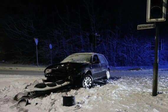 Verunfallter PKW an Ampel, winterliche Straße, Polizei vor Ort, hoher Sachschaden.