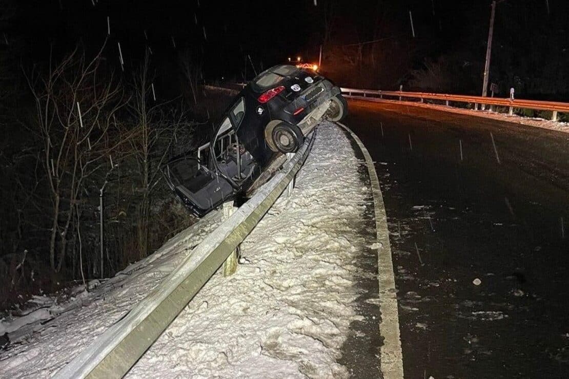 Alkoholisiert in Böschung gefahren – Polizei stellt Führerschein sicher