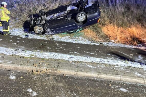 Verunfallter PKW im Kreisverkehr, Polizei vor Ort, Zeugenberichte und Alkoholtest durchgeführt.