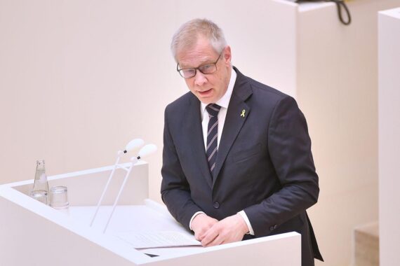 Brandanschlag auf Grundstück des Antisemitismusbeauftragten Andreas Büttner in Templin, Polizei ermittelt.