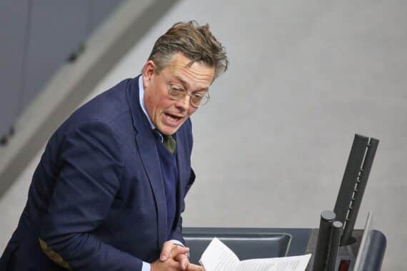 Konstantin von Notz äußert sich besorgt über Brandanschlag auf Berlins Stromnetz.