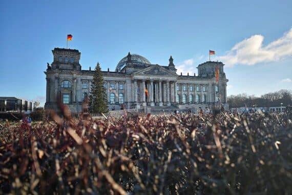 Berliner Bundestagssitzung zu Stromausfall und Sicherheitsrisiken durch Anschläge.