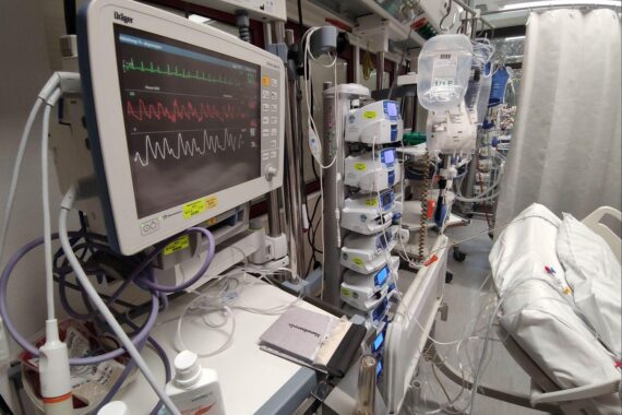 Krankenhaus mit medizinischem Personal, das brandverletzte Patienten aus Crans-Montana behandelt.