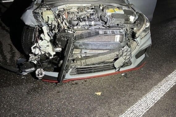 Verkehrsunfall auf A65, beschädigte Autos, Polizei vor Ort, Vollsperrung, nachts, leicht verletzt.