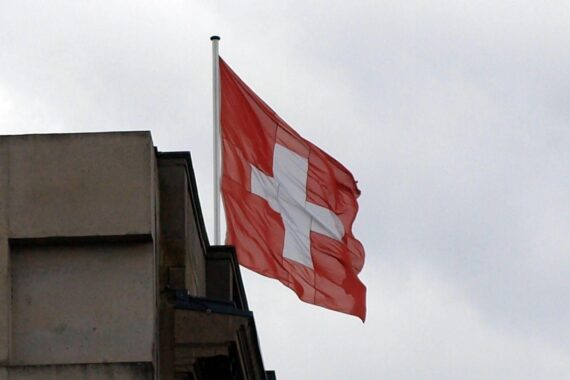Schweizer Flagge vor einem trauernden Hintergrund, symbolisiert die Trauer nach der Explosion in Crans-Montana.