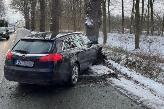 Unfallfahrzeug gegen Baum, Polizei Präsenz, beschädigter Opel, Bielefeld, möglicherweise Drogen im Spiel.