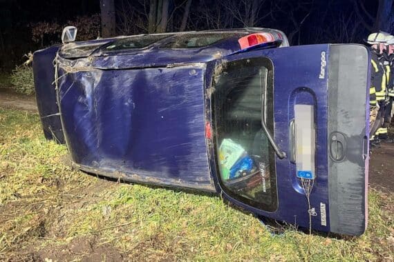 Verkehrsunfall mit überschlagenem Fahrzeug, verletzter Fahrer, Polizeiaktion, Drogentest vor Ort.