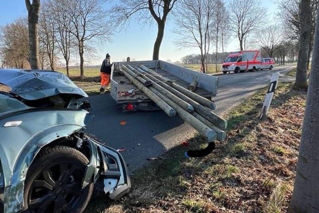 Autofahrerin verletzt sich bei Auffahrunfall auf Anhänger bei Rotenburg