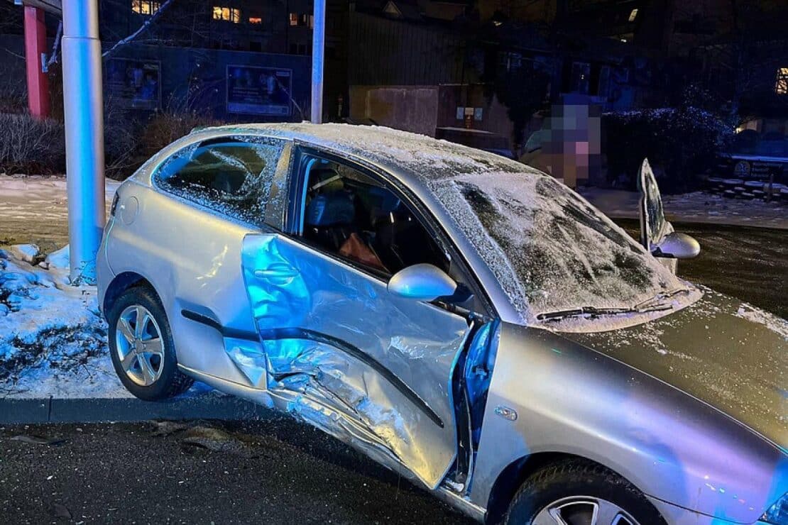 Autofahrerin verursacht Unfall in Hagen durch Missachtung der Fahrbahnmarkierung