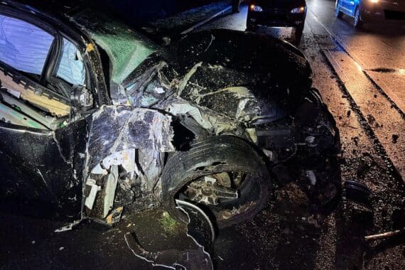 Ein stark beschädigter BMW nach einem schweren Verkehrsunfall auf Bundesstraße 482.